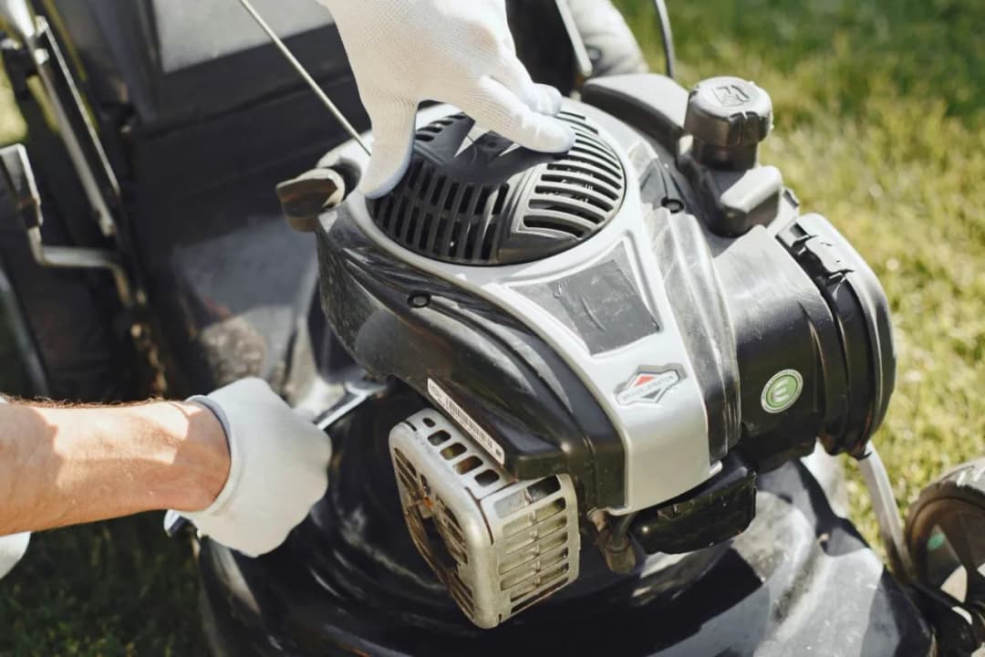 Jak wymienić olej w kosiarce spalinowej, aby uniknąć kosztownych napraw
