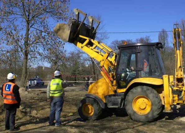 Uprawnienia na koparko ładowarkę - co naprawdę dają operatorom?