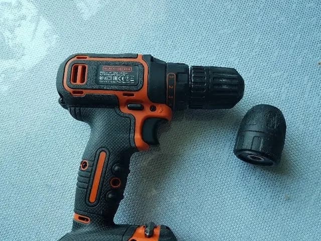 Jak zdjąć głowicę z wiertarki Black & Decker bez problemów i stresu