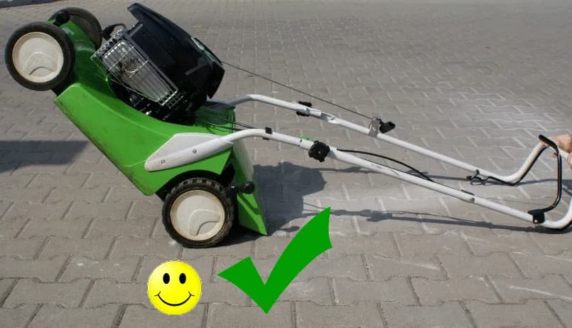 Na którą stronę przechylać kosiarkę, aby uniknąć uszkodzeń?